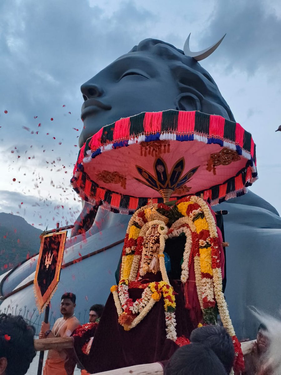 MaaSutara's tweet photo. Sundaramoorthy Nayanar Gurupooja at #IshaYogaCenter today 🙇🔥 https://t.co/inUkHE80ku