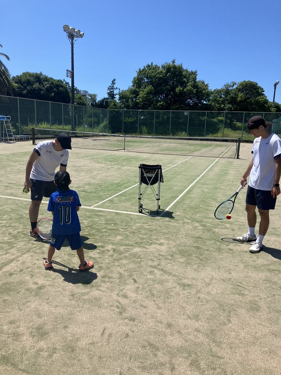 Sports__ME's tweet photo. 7/26(土)＃ファルコンズ(＠METennisFalcons)が ＃三菱電機鎌倉製作所テニスコート(神奈川県)でキッズクリニックを実施しました🎾２回目となる今回も、ボールと親しむことを目的に、ラケットを使ったボール運びや、選手とのミニゲームを行いました☺️参加したお子さんも目を輝かせて楽しんでいました✨ https://t.co/ZW4nz0ZiwJ