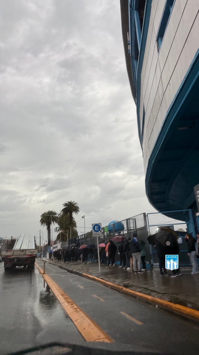 AHORA | ASÍ ESTÁ LA FILA DE LAS BOLETERÍAS DEL ESTADIO

DESDE LAS 11 SE VENDEN LAS ENTRADAS PARA EL PARTIDO POR COPA ARGENTINA VS DEPORTIVO RIESTRA🏆🇦🇷

Popular General: $35.000
Popular Menor: $25.000
Platea  $50.000

💳 Medios de pago habilitados: Efectivo y tarjetas físicas de