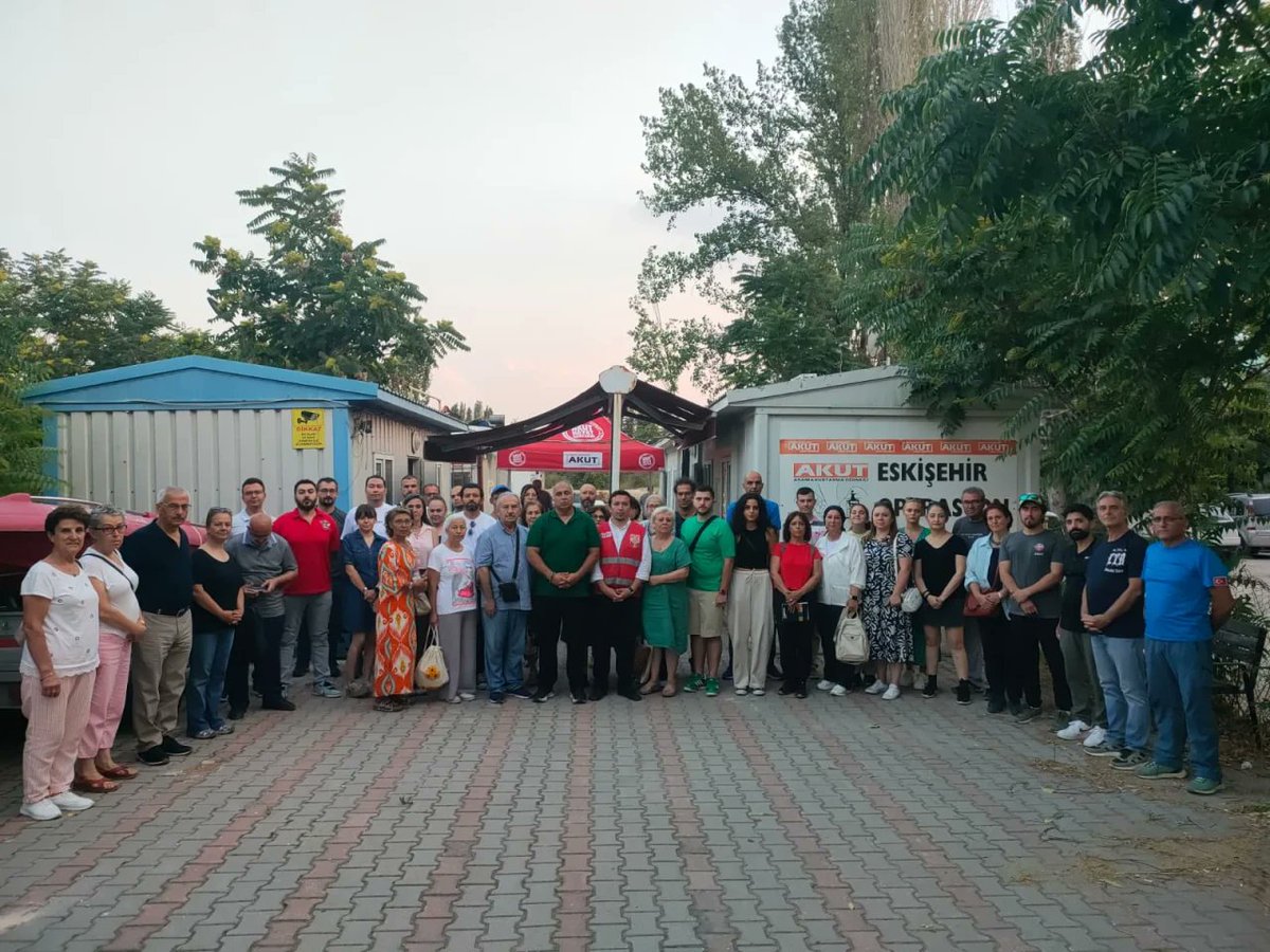 Odunpazarı Kent Konseyi’nden AKUT’a başsağlığı ziyareti

eskisehirdurum.com/eskisehir-gund…

#AKUT #ismailkumru #OdunpazarıKentKonseyi #Başsağlığı #AfetBilinci #Gönüllü #SeyitgaziYangını #AkutGönüllüsü #Esk
