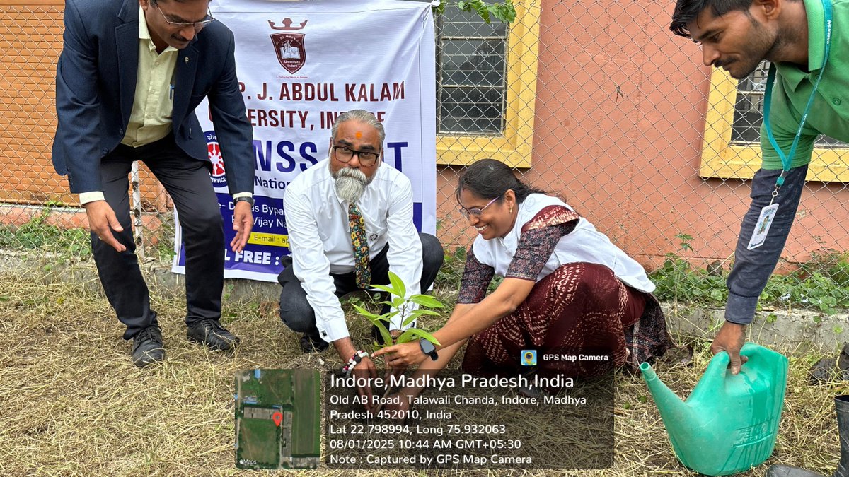 APJ_University's tweet photo. 🌳 एक पेड़ माँ के नाम 🌸 — A living tribute from AKU University💚

Today, our NSS Unit organized a beautiful plantation drive under “एक पेड़ माँ के नाम.”
Our campus family — from senior officers to staff — planted saplings in memory and honor of our mothers. 🌿💫 https://t.co/QXWnen12Fg