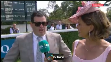 oz_rh_australia's tweet image. グロリアスグッドウッド開催4日目、キングジョージ・カタールステークスのパドック。
おなじみヘンリー・ドワイヤー調教師にインタビューしているのは多分フランチェスカ・クマーニさん＝マット・クマーニ調教師の妹だと思います
#Asfoora
