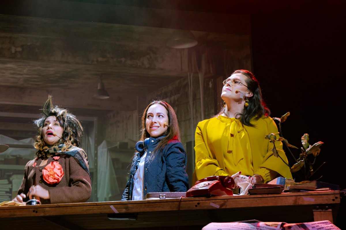 🎭Se trata de una puesta en escena que mezcla humor, ironía, música, drama y verdades incómodas.