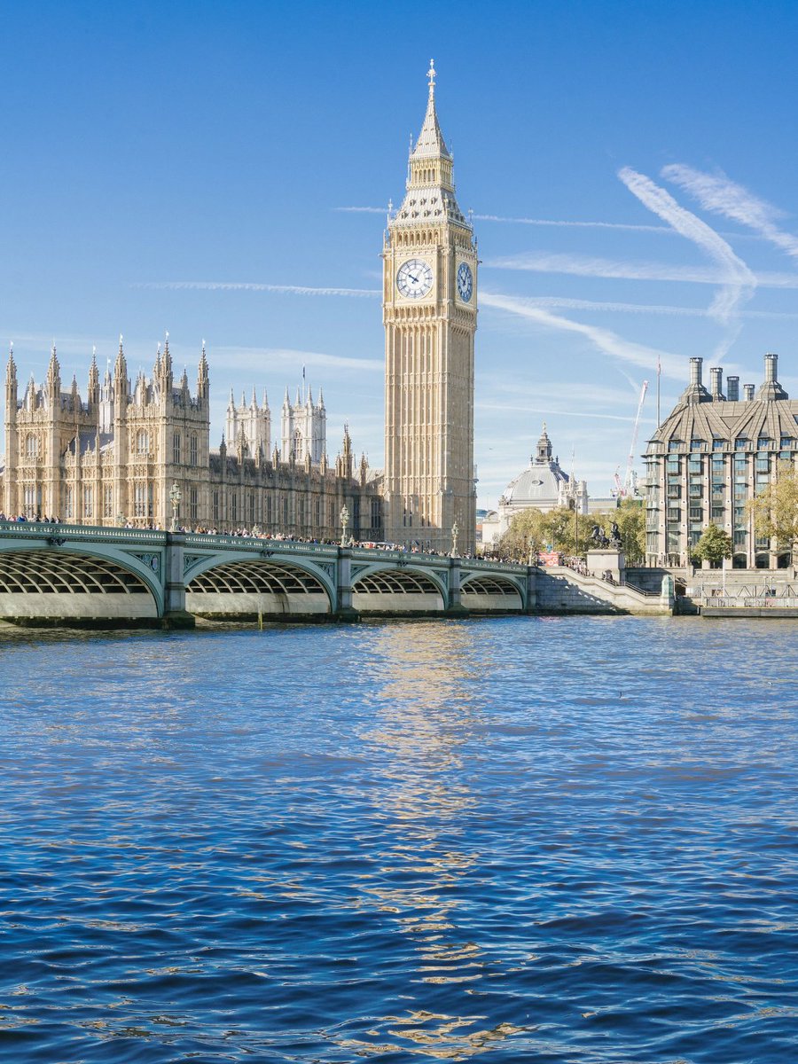 Chariya1a's tweet image. A quiet view of London, drenched in dreamy light. Morning, river, and tea just peace🥰🫶