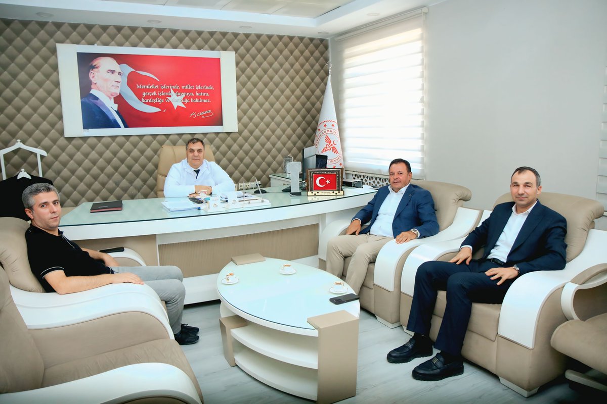 📌 Balıklıgöl Devlet Hastanesi Ziyareti
Yönetim Kurulu Başkanımız Sn. Mehmet Yetim ve Yönetim Kurulu Üyemiz Sn. Yılmaz Güvenç ve Meclis Üyemiz Sn. Ahmet Bulut, Balıklıgöl Devlet Hastanesi Başhekimi Sn. Ahmet Hamdi Peltek’i makamında ziyaret etti.

🔹 Sağlık altyapımıza sunduğu