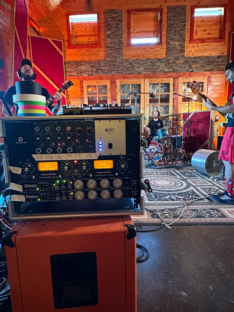 Do you prefer recording bands live or multitracking?

📷 Alberto De Icaza (@albertomixes)