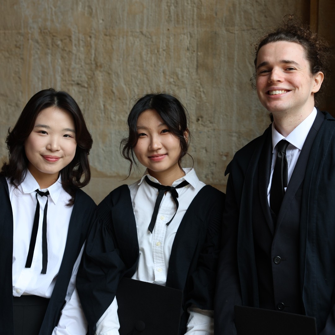 ExeterCollegeOx's tweet photo. 🎓 These faces. These memories.

No caption needed (but we’ll say congrats anyway) 💚

#ExeterCollegeOxford #OxfordUniversity #ExeterAlumni #FloreatExon https://t.co/Zx7TdiJD8T
