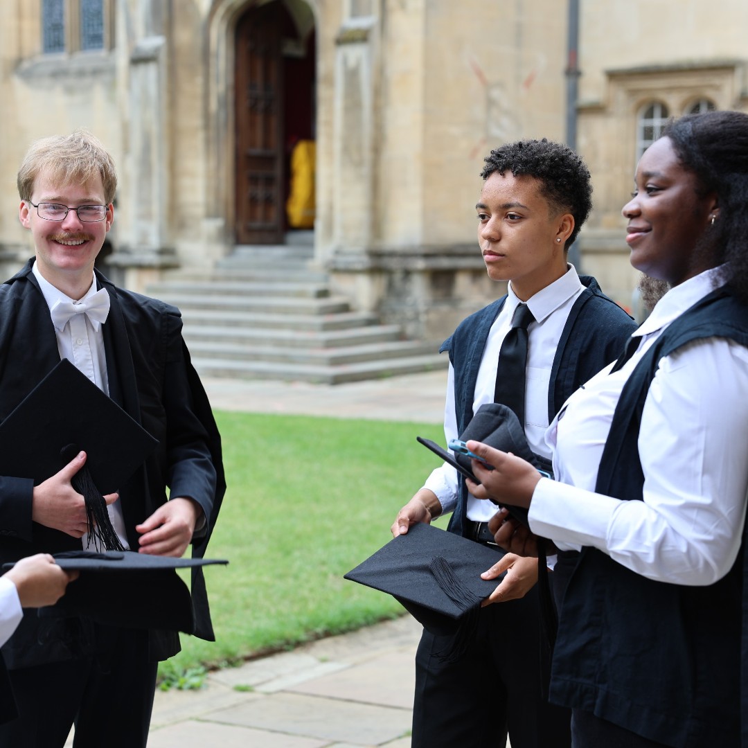 ExeterCollegeOx's tweet photo. 🎓 These faces. These memories.

No caption needed (but we’ll say congrats anyway) 💚

#ExeterCollegeOxford #OxfordUniversity #ExeterAlumni #FloreatExon https://t.co/Zx7TdiJD8T