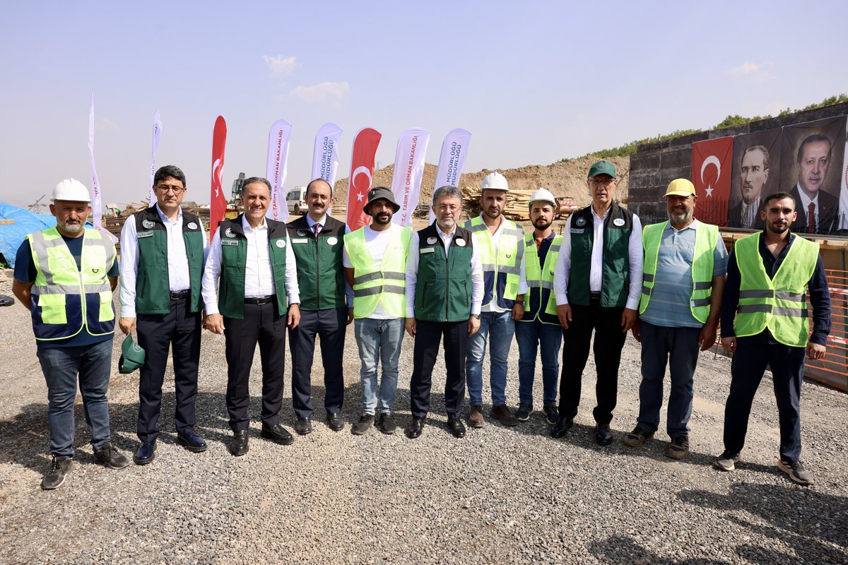 Cumhurbaşkanımız Sayın <a href="/RTErdogan/">Recep Tayyip Erdoğan</a>’ın “Su hayattır” sözünden ilhamla, su ve sulama yatırımlarının stratejik öneminin bilinciyle hareket ediyoruz.

Bingöl’de içme suyu ihtiyacına çözüm olacak İçme Suyu isale hattı ve Arıtma Tesisini 1,5 milyar liralık yatırımla hayata geçireceğiz.