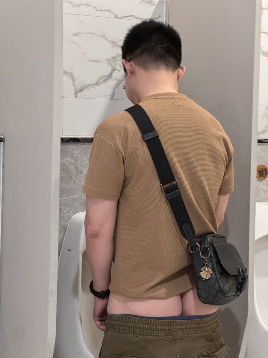 อ่อยขนาดนี้  จะมีใครสนร่องตูดขาวๆมั้ย  เจอกันตามห้องน้ำครับ  ฟีล OD #outdoor. #โชว์ห้องน้ำ   #ร่องตูด #ชักว่าวน้ำเเตก