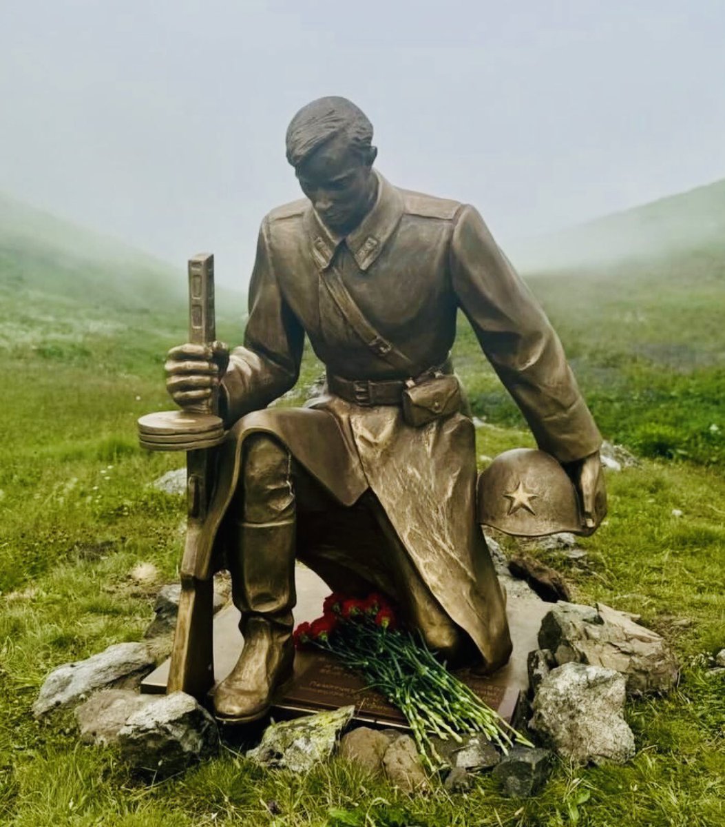 Памятник "Воинам, отдавшим жизни за свободу и независимость Родины", установили сегодня в честь 80-летия Победы на перевале Аишха в Сочи
 
Фашисты не смогли прорваться через перевал, встретив ожесточённое  сопротивление. Советские солдаты защитили родную землю и победили нацизм!