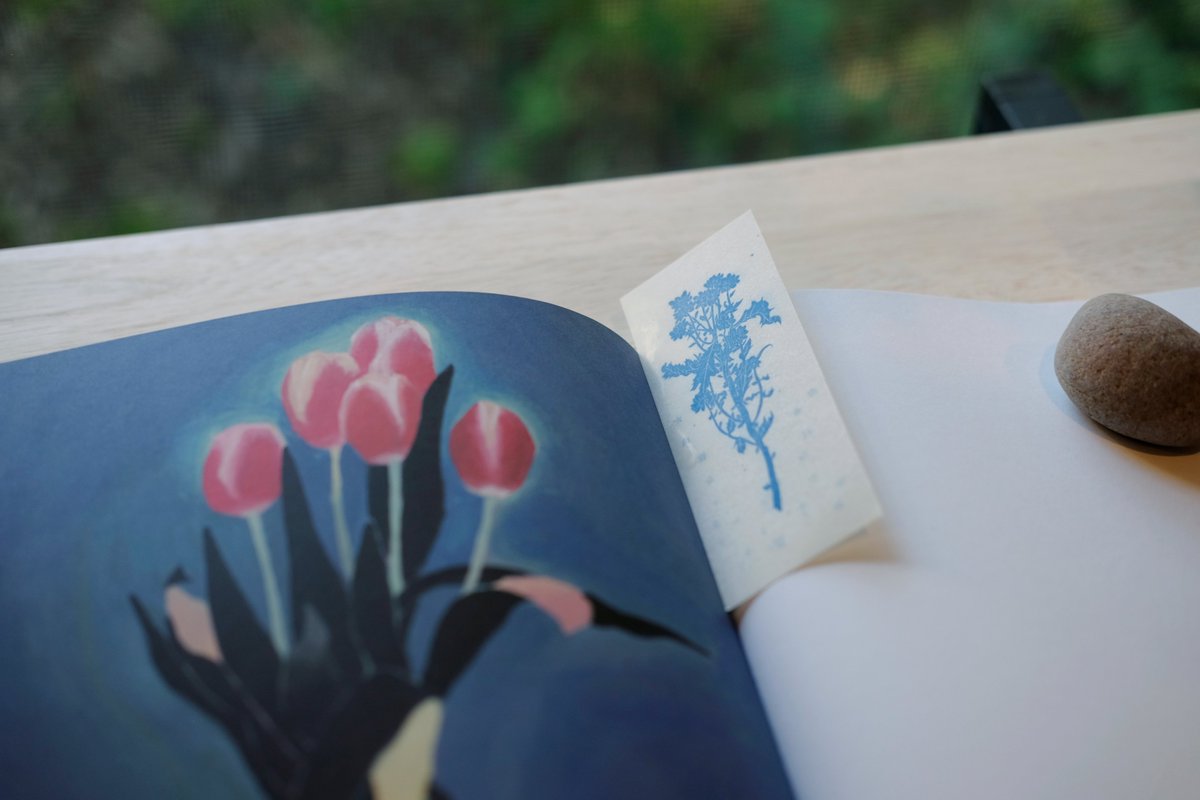 ✤
✪花の展示 曲線編のおたのしみ

書籍「花」を曲線さんで購入された方に
特製の栞をプレゼントいたします。(限定100枚)

栞は、宮城の活版工房・毛萱街道活版印刷製本所の小熊さんが作ってくださいました。小さな花の絵が活版で印刷されています。一点一点蠟引きしてくださり、裏が透けます。