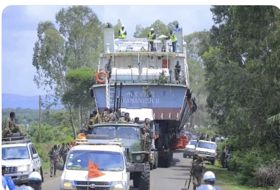 ጣናነሽ፣ጣናነሽ እባክሽ ስሚኝ ጣናነሽ 
ምን ያደርግልሻል ኩል ትኩሎ ዙረት
ጎንደሬው እጅና እግሩ ታስሮ ሲጎተት
ምን ያደርግልሻል መታጀብ በእምቢልታ
ሸዋ ላይ ሲወርድ የቦምብ እሩምታ
ጣናነሽ ድፈሪ ተናገሪ ምንድነው ዝምታ 
ጎጃም በድሮን ሲመታ
እኮ