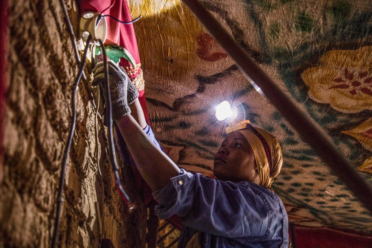 #PoweringAfrica | Face à la hausse des températures, les ventilateurs électriques et les dispositifs de refroidissement peuvent : 

- prévenir les maladies et les décès liés à la chaleur 
- améliorer la productivité du travail.  

Lire : wrld.bg/A5O850Vu1lV