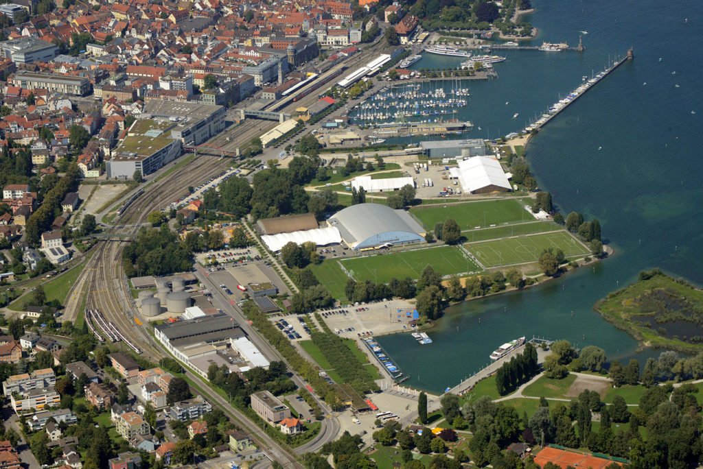 SweeperPod's tweet image. 🇨🇭⛴️ Landlocked Switzerland is set for an unusual away day when the Promotion League, the country&apos;s third tier, gets under way today.

The fans of FC Schaffhausen have organised a boat to take them down the Rhine for their game against Kreuzlingen on the shores of Lake Constance.