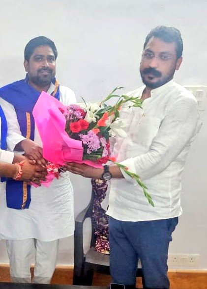 आज भारत की राजधानी दिल्ली में भारत देश के सबसे मजबूत, देश की वंचित शोषित आवाम की आवाज, संविधान के सच्चे प्रहरी मेरे आदर्श व नेता <a href="/AzadSamajParty/">Aazad Samaj Party - Kanshi Ram</a> के राष्ट्रीय अध्यक्ष माननीय <a href="/BhimArmyChief/">Chandra Shekhar Aazad</a> सांसद जी से शिष्टाचार भेंट कर आगामी भविष्य में पार्टी संगठन विस्तार के लिए परामर्श लिया।