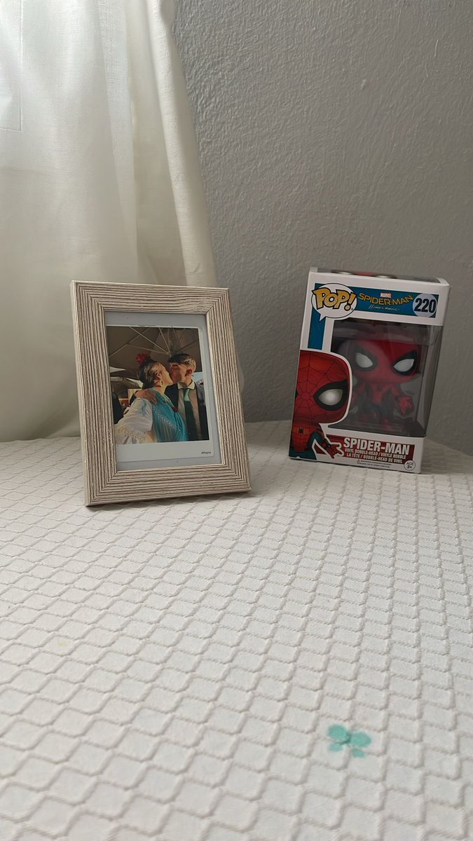 r_Javi17's tweet photo. #SpiderManDay de pequeño, me enamoré de alguien bondadoso, altruista, el cual daba esperanza y me enseñaba a ser bueno con los demás. Tengo la suerte de decir que eres ese ejemplo a seguir. No te imaginas lo mucho que te amo y lo que me encanta compartir la vida contigo💛 https://t.co/CHdvyCTK2Q