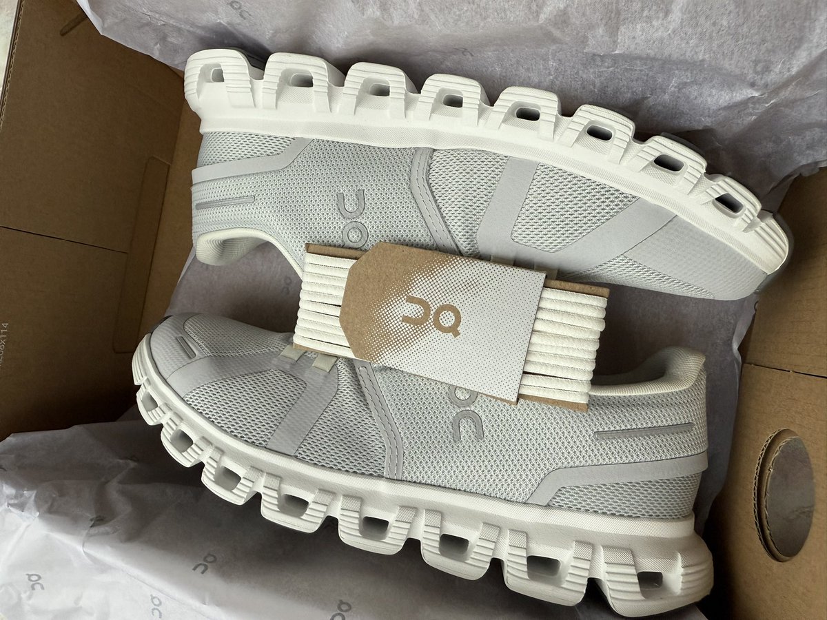 HyunneeB's tweet photo. 👟 ส่งต่อ รองเท้า on cloud 6 รุ่นล่าสุด size 6 us ( eu 37 ) 

💰 4,300 รวมส่ง พร้อมส่ง

ออกช็อปไทย ยังไม่เคยใส่จริง แค่ลองไซส์ ใหม่กริบ

ส่งต่อเพราะได้สีใหม่มาเฉยๆค่า ราคาเท่าซื้อญี่ปุ่น กดช็อปปี้รวมโค้ดลดแล้วก็ไม่ถูกเท่านี้ ช่วยมารับน้องไปทีค่า 🥺🫶

#oncloud6 #หิ้วญี่ปุ่น https://t.co/s40LRvbHpW