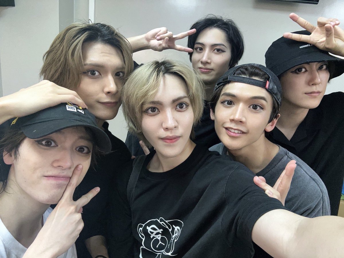 shiseofficial's tweet photo. 岐阜公演初日！！ありがとうございました！！みんなで写真撮ったよ〜
明日も暑い日になると思うので、明日来る方は熱中症にお気をつけて！！水分補給忘れずに！！私は今日の公演中ペットボトル6本飲み干しました！
明日もよろしくお願いします！！
 #テニミュ https://t.co/tVxq9UdVXu