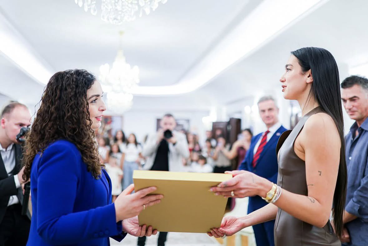 dua recibió la ciudadanía de kosovo por sus contribuciones sociales al país! 🇽🇰