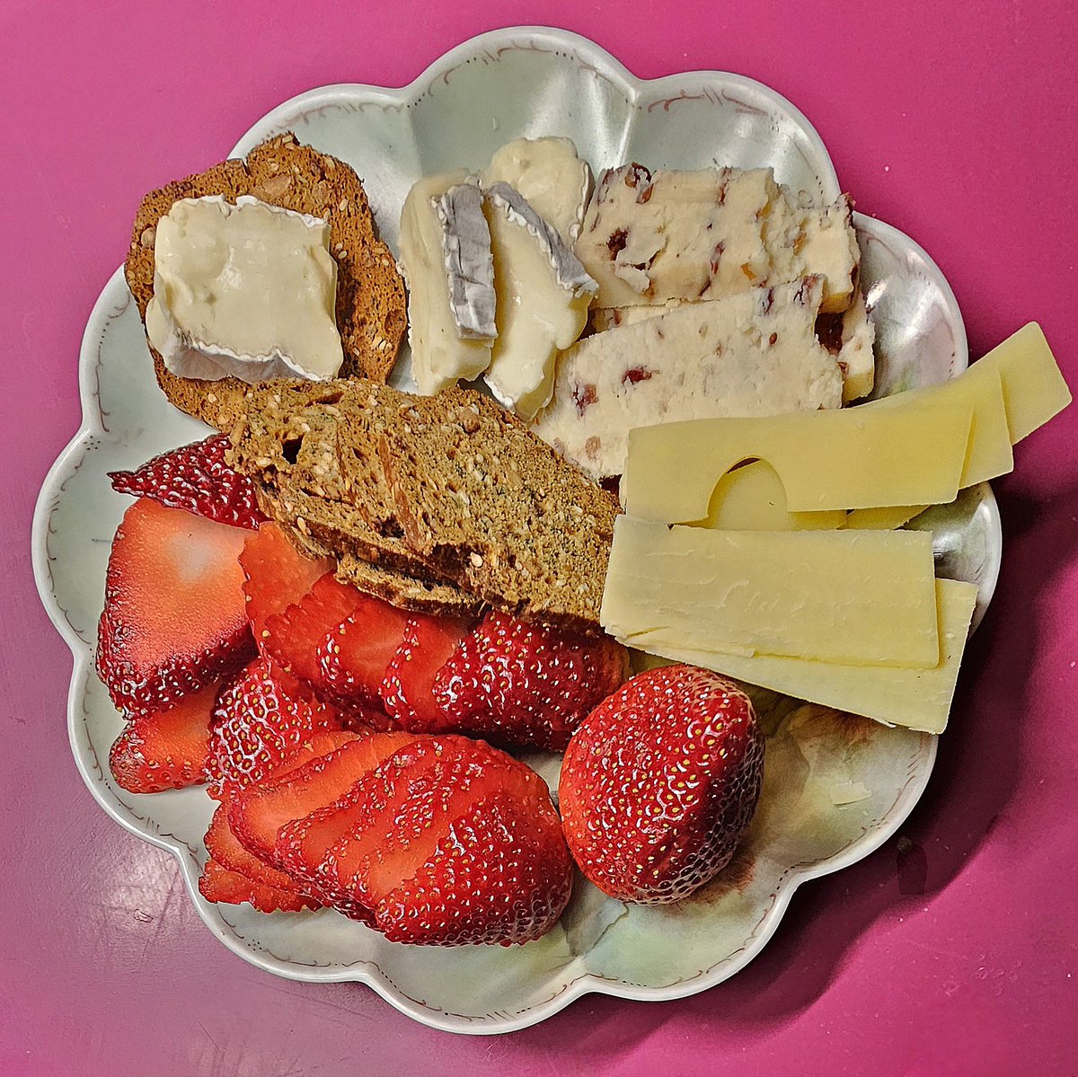 susanmm3's tweet photo. Hi #CouchPeloton. I hope your Friday went well. My physio was great. π
It's #FromageFriday! I might wish my cheese fridge looked like the first pic, but I'm happy with what I have: Tasty, Swiss, Wensleydale & Cranberry, Brie.
The πππ are good, too. ππ https://t.co/Nf5gWE7kl7