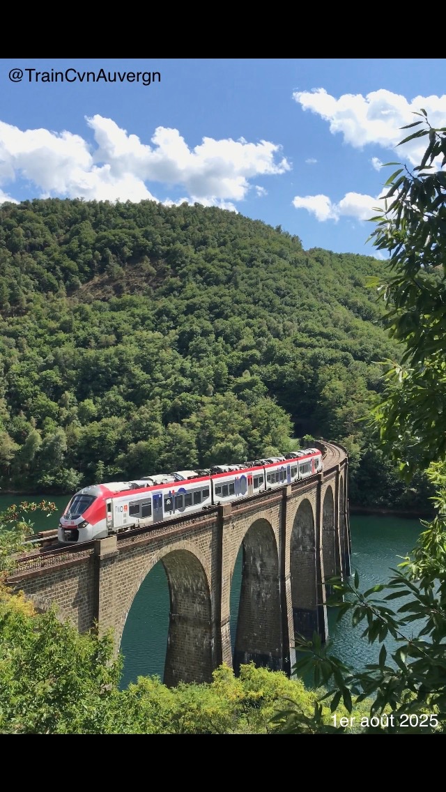🚂 TER inter-régional «Le Cévenol» 877952 Nîmes ➡️ Clermont-Ferrand, assuré en rame Régiolis au pelliculage dédié franchit la retenue d'eau du barrage de Villefort (Lozère).
<a href="/LignDesCevennes/">🚂 Ligne des Cévennes</a>
<a href="/Auvergne/">Auvergne Tourisme 🌻</a> <a href="/VoyageOccitanie/">Voyage Occitanie</a>
<a href="/PnCevennes/">Parc national des Cévennes</a> 
📸 Viaduc de l'Altier (long. 257m haut. 72m)