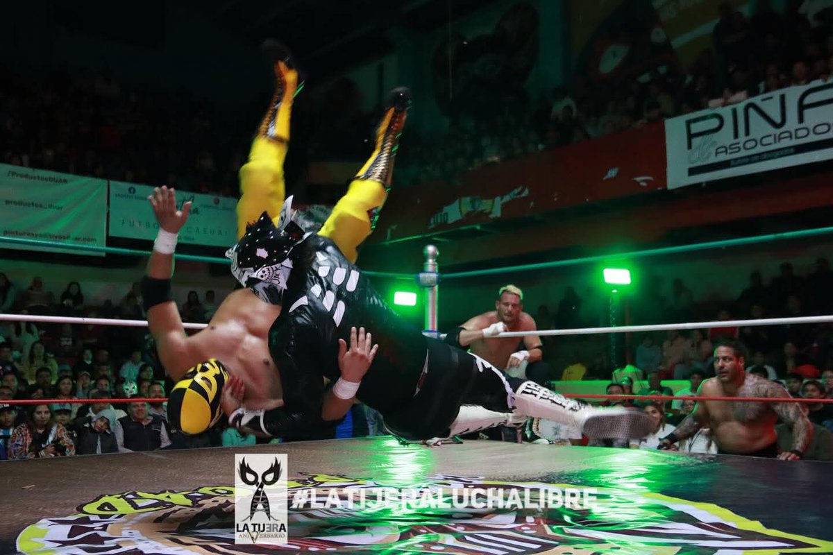 LaTijeraLucha's tweet photo. La lucha súper estelar del 4️⃣1️⃣ aniversario de #MaxProad hizo vibrar la #ArenaAficion que se desbordó en apoyo a la #RealFamilia, donde ante unos extranjeros combatientes y “marrulleros”, @laparktapia, #HijoDeLAPark y #LAParkJr se logran imponer después de tremendos faules... https://t.co/nka2s9ri7O