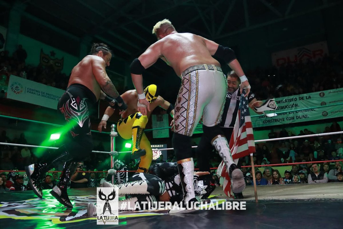 LaTijeraLucha's tweet photo. La lucha súper estelar del 4️⃣1️⃣ aniversario de #MaxProad hizo vibrar la #ArenaAficion que se desbordó en apoyo a la #RealFamilia, donde ante unos extranjeros combatientes y “marrulleros”, @laparktapia, #HijoDeLAPark y #LAParkJr se logran imponer después de tremendos faules... https://t.co/nka2s9ri7O