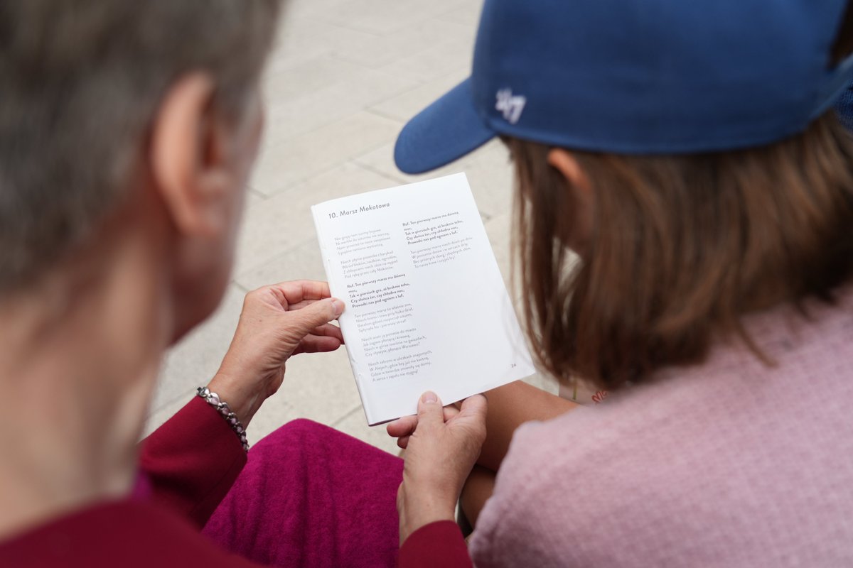 🎼 Dziś, 1 sierpnia, przed naszą siedzibą PZU Park rozbrzmiały (nie)zakazane piosenki w wykonaniu kapeli „Ferajna z Hoovera”. Ich głosy i muzyka niosące się pomiędzy współczesnymi biurowcami na Woli - tak ciężko doświadczonej latem 1944 - to z jednej strony dowód witalności i