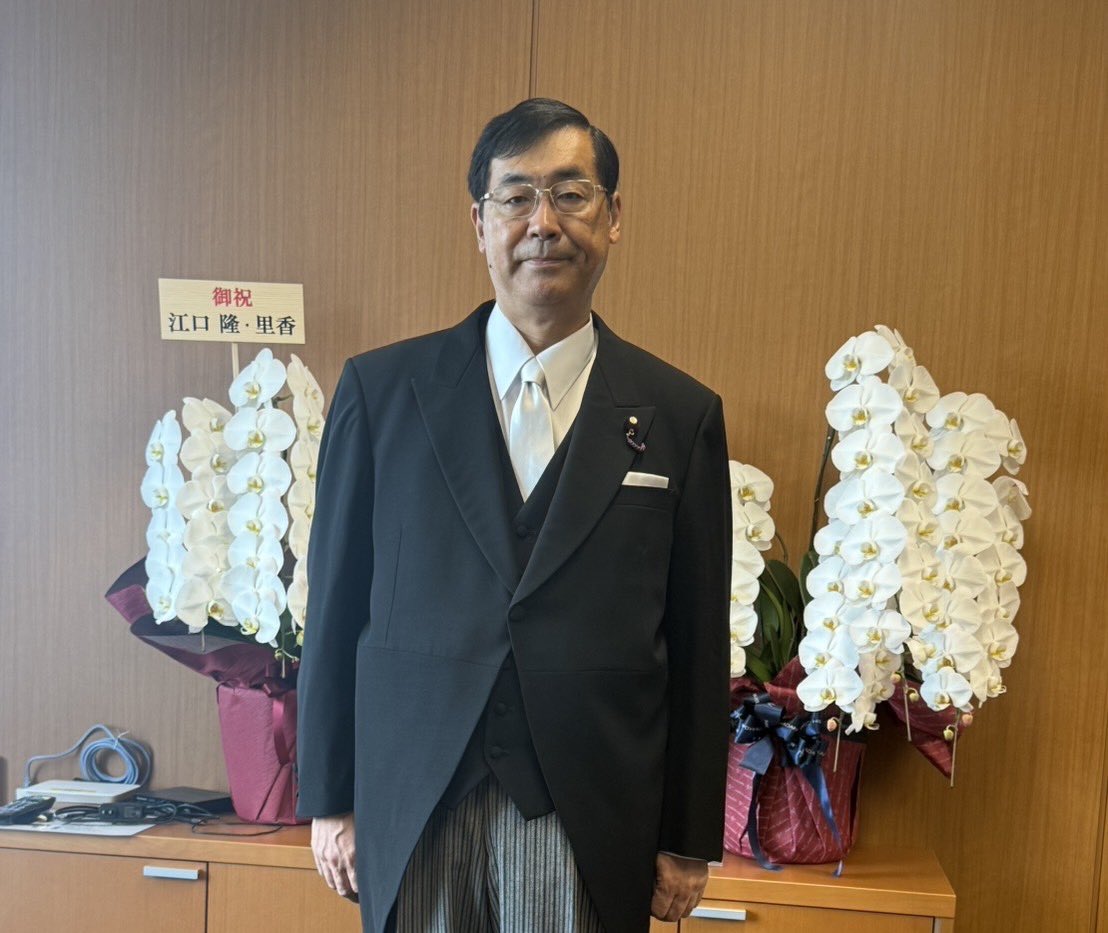 matsudamanabu's tweet photo. 【初登院の日その1】参議院議員として初登院の8月1日は、朝、参政党の当選議員14人とともに国会の正門を通って、多くの党員や支援者の皆さまからの祝福を受けながら正面玄関から議事堂に入り、本会議場へ。その後、所属の政倫審で委員長の指名をしたあと、午後には、衆参の各常任委員長の皆さまとともにモーニング姿で天皇陛下をお迎え��、参議院本会議場で陛下御臨席のもと、会期が8/5までの今臨時国会の開会式。その後、参政党の両院議員総会、神谷代表と私を含む新役員3人��の記者会見、さらには党の議員研修と夜のオンライン会議…早朝から深夜まで長い一日となりました。