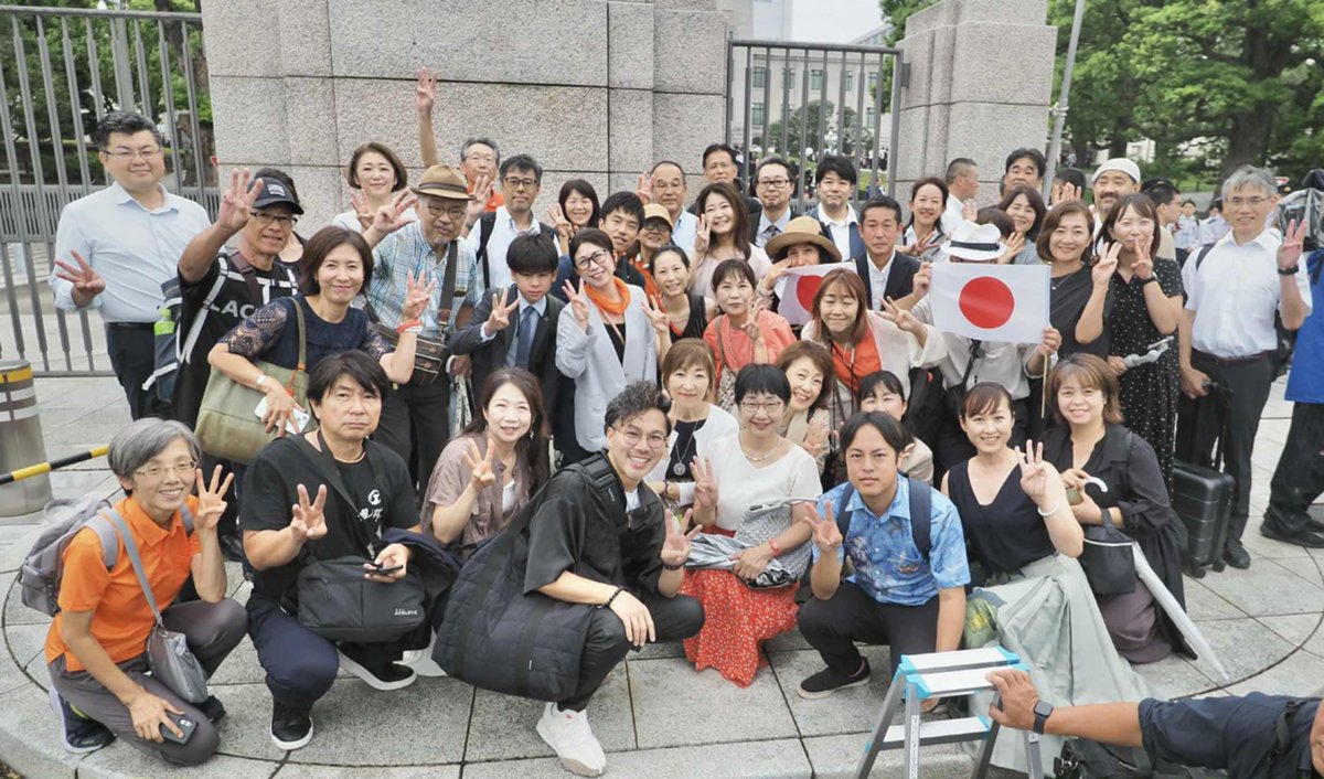 matsudamanabu's tweet photo. 【初登院の日その1】参議院議員として初登院の8月1日は、朝、参政党の当選議員14人とともに国会の正門を通って、多くの党員や支援者の皆さまからの祝福を受けながら正面玄関から議事堂に入り、本会議場へ。その後、所属の政倫審で委員長の指名をしたあと、午後には、衆参の各常任委員長の皆さまとともにモーニング姿で天皇陛下をお迎え��、参議院本会議場で陛下御臨席のもと、会期が8/5までの今臨時国会の開会式。その後、参政党の両院議員総会、神谷代表と私を含む新役員3人��の記者会見、さらには党の議員研修と夜のオンライン会議…早朝から深夜まで長い一日となりました。