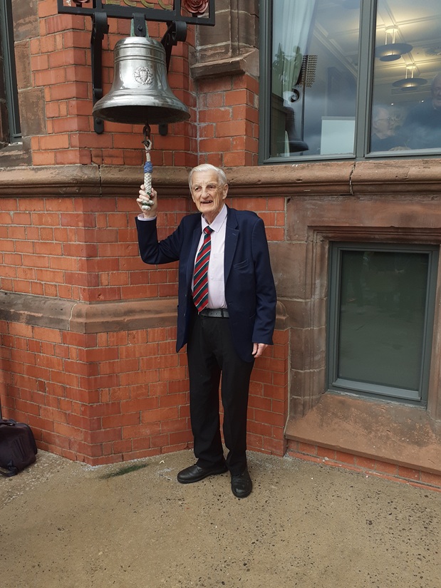 <a href="/nickwebb2017/">Nick Webb</a> <a href="/BBCSportWales/">BBC Sport Wales</a> 🔔Ding Dong 🔔- a nice way for <a href="/balconiers1972/">Balconiers</a> to celebrate their 50th Anniversary trip with a <a href="/GlamCricket/">Glamorgan Cricket</a> WIN.
Should have let JW the Chairman of the St. Helen's Balconiers ring the bell more often!