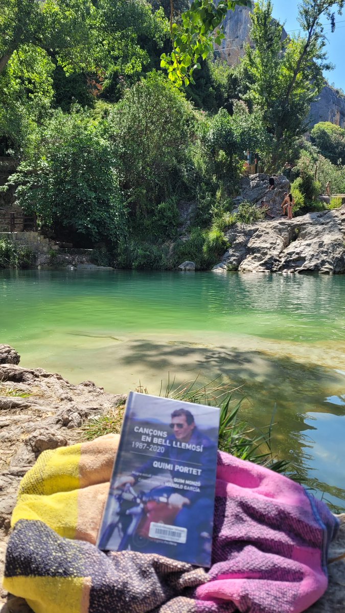 Des del Pou Clar d'Ontinyent, en Marc s'ha emportat de vacances un llibre que aplega les 130 cançons de la carrera en solitari de Quimi Portet, publicat per <a href="/SegonaPeriferia/">La Segona Perifèria</a> 
<a href="/bibliotequesXBM/">BibliotequesXBM</a> <a href="/vic_cultura/">Vic Cultura</a> #magradallegir #quefemalesbiblios