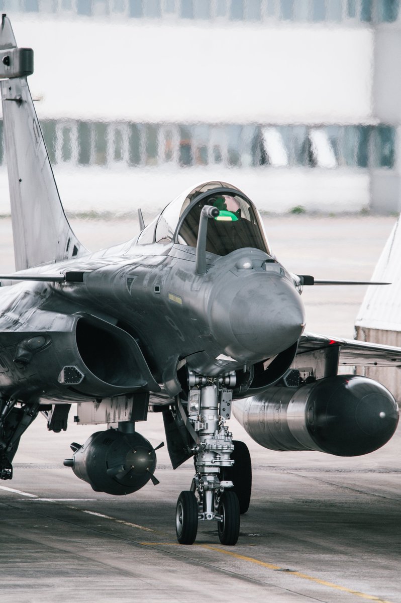 ⚓️Dans le cadre du maintien en condition  opérationnelle du groupe aérien embarqué, les Rafale Marine de la  Flottille 11F et 12F participent régulièrement à des vols  d'entrainement.

Renforcer l’efficacité opérationnelle de nos pilotes est une priorité quotidienne.