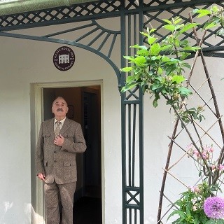 cityoflondon's tweet image. With the summer holidays in full swing, why not visit @KeatsHouse and its beautiful garden? If you pick the right day, you might bump into Fred Edgcumbe. He lived there in 1925 and would be delighted to show you around. bit.ly/3Ubpw73 #KeatsHouse100 #JohnKeats #Hampstead