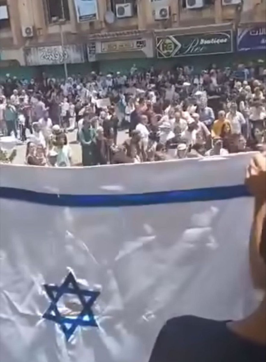 ساحة الكرامة في السويداء وهم يرفعون علم الوطن