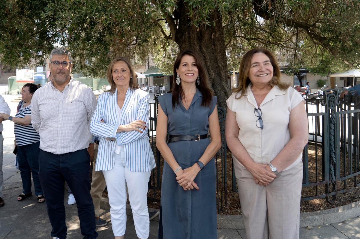 Xabier P. Igrexas #VigoMáisAlá (@contradiscurso) on Twitter photo Unha pregunta: que cargo teñen na <a href="/Xunta/">Xunta de Galicia</a> Luísa Sánchez e Miguel Martín?
Utilizar, unha vez máis, unha convocatoria en #Vigo do Goberno galego para un posado fotográfico do pvoz municipal e da presidenta local do PP é indecente. Confunden goberno e partido; igual que Caballero. Unha pregunta: que cargo teñen na <a href="/Xunta/">Xunta de Galicia</a> Luísa Sánchez e Miguel Martín?
Utilizar, unha vez máis, unha convocatoria en #Vigo do Goberno galego para un posado fotográfico do pvoz municipal e da presidenta local do PP é indecente. Confunden goberno e partido; igual que Caballero.