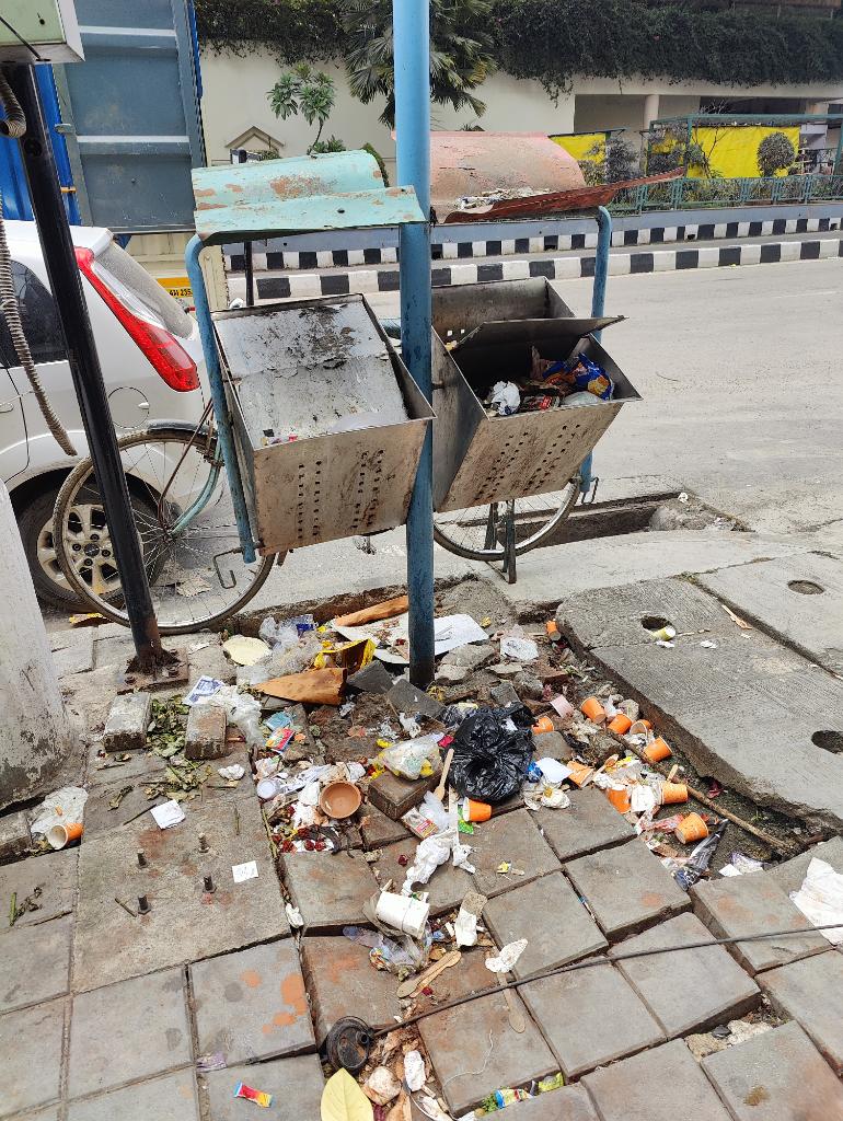 iwindmello's tweet image. Can you believe this is on #MGroad Bengaluru. Namma kasa namma javabdaari. ನಮ್ಮ ಕಸ ನಮ್ಮ ಜವಾಬ್ದಾರಿ, #bbmp