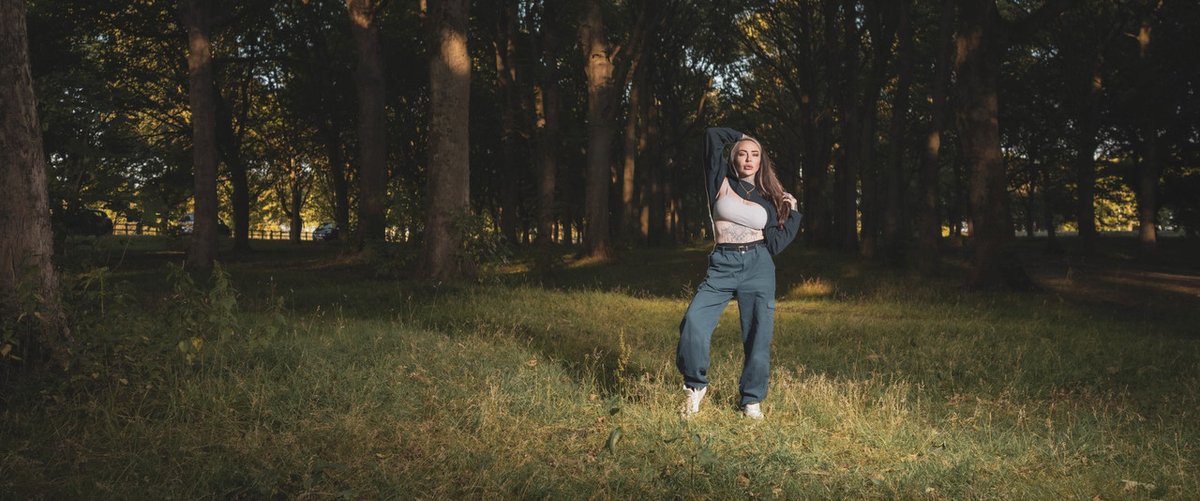 Outdoor shoots teach you to adapt. Light shifts, things change, nothing stays perfect for long – and that’s the point. You learn by doing. Especially with folks like @nicolapaparazzo. rfr.bz/tf065cc