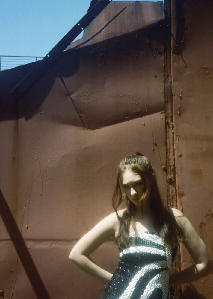 Nova foto de Lola Tung para Hero Magazine. Fotografada por Luisa Opalesky.