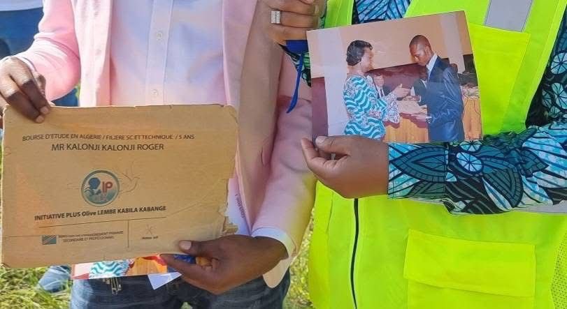 Il était une fois à #Kalemie le 14 mars 2022 ,dans une de ses visites, Maman wa Roho #OliveLembeKabila❤️ eut la surprise de ce jeune ingénieur #KalonjiKalonjiRoger Ce dernier l'a approchée et lui tendu par la suite de photos. C'était à l'occasion de l'anniversaire remise de