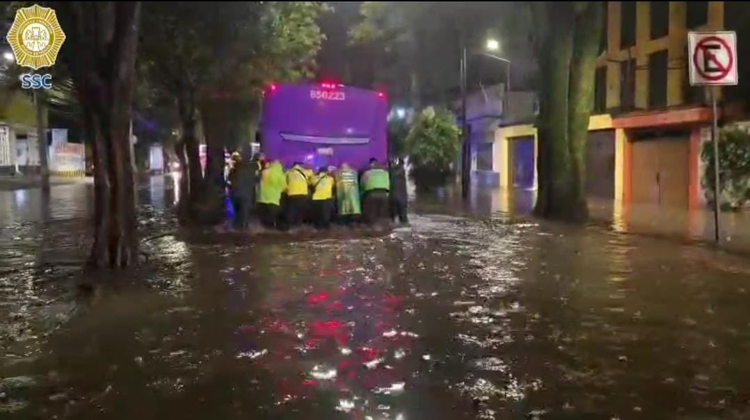 PabloVazC's tweet photo. Quiero agradecer y reconocer la vocación de servicio y el trabajo diligente y oportuno de mis compañeras y compañeros policías de la @SSC_CDMX que, sin dudarlo y atendiendo la instrucción de nuestra #JefaDeGobierno, apoyaron a la ciudadanía durante lluvias de ayer en la Ciudad.  

A pesar de la adversidad y de los riesgos a su integridad, auxiliaron a automovilistas, pasajeros y familias enteras para llegar a lugares seguros y trasladarse a sus domicilios. 

A ustedes que, junto a las dependencias del @GobCDMX que integran el operativo #Tlaloque, destaparon coladeras, retiraron basura, cortaron ramas de árboles caídos, que cargaron a personas - incluyendo mujeres, niñas y niños - que empujaron vehículos para rescatarlos y que mantuvieron sus recorridos de seguridad y vigilancia: ¡muchas gracias! 

¡Gracias por poner en alto el nombre de la Policía de la Ciudad de México y por refrendar el compromiso de nuestra institución con la gente. Gracias por estar siempre alertas y unidos para garantizar la seguridad y el bienestar de todas y todos!