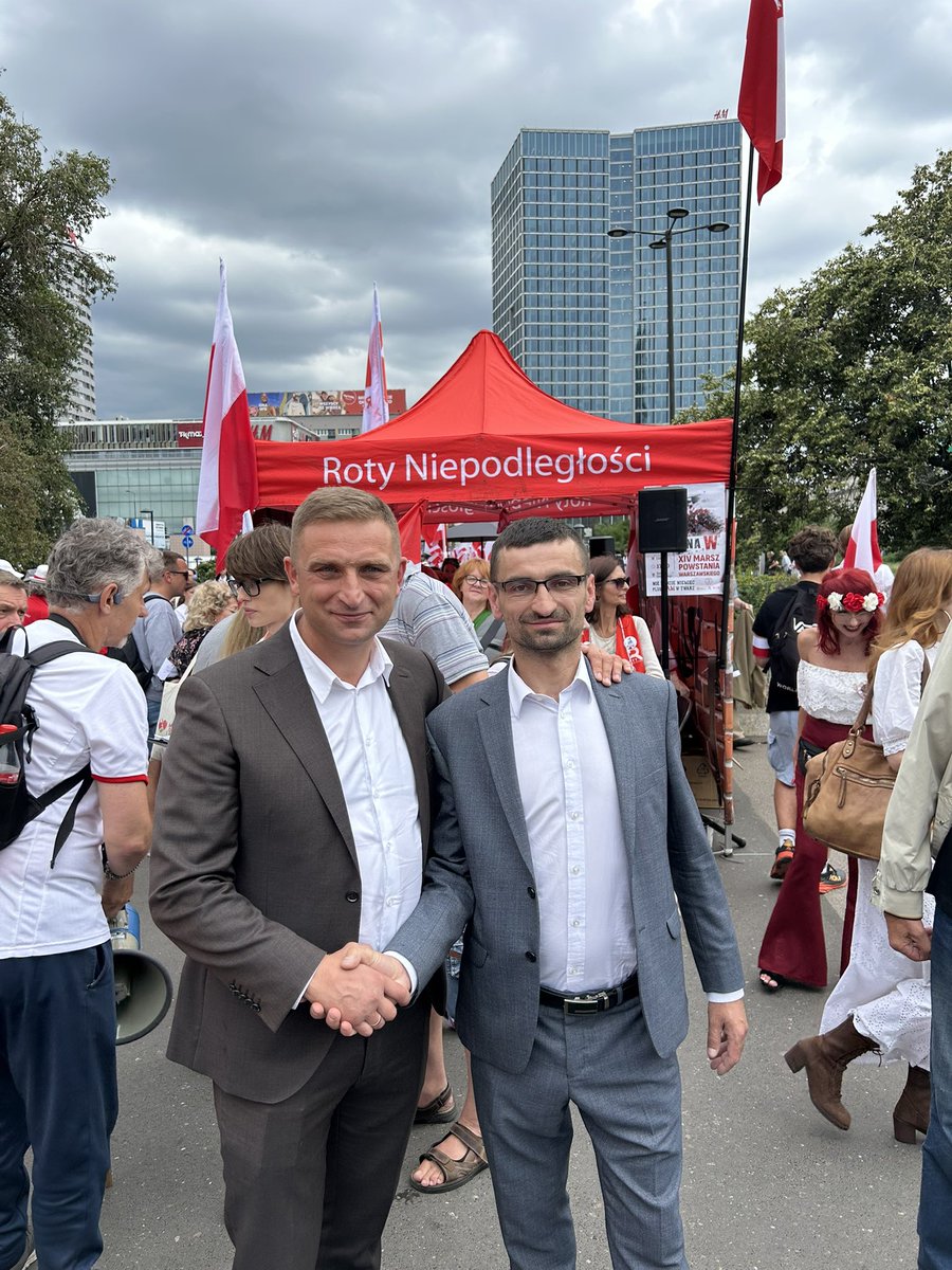 Godzina “W” coraz bliżej…
Warszawa budzi się do pamięci.
Z każdą chwilą przybywa ludzi, którzy chcą oddać hołd bohaterom Powstania Warszawskiego.

📍 Jesteśmy na miejscu – w centrum stolicy.
Dołącz do nas, zanim rozlegną się syreny.
Niech zobaczą, że pamięć trwa – i jest nas