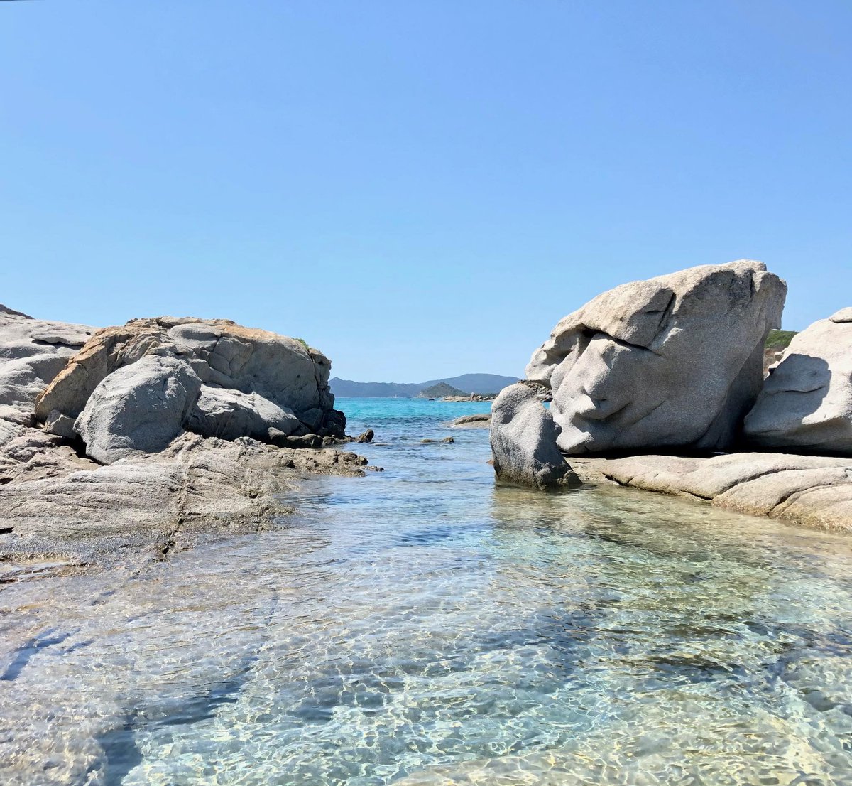 Tra rocce antiche e insenature segrete s’apre un canto silenzioso. Gli scogli plasmati dal vento e dalla marea si adagiano sulle spiagge, ognuno con una storia segreta da custodire. Qui, il tempo si svela tra l’eco dell’acqua che s’infila tra le crepe, nutrendo memorie millenarie