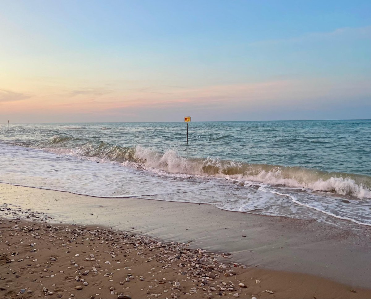 Prima che il sole scompaia, il mare si veste di magia, perché tra luce e silenzio si tinge meravigliosamente d’oro.
E quel momento in cui tutto sembra rallentare il cuore respira più piano. Un incanto che dura un battito… ma resta nell’anima.