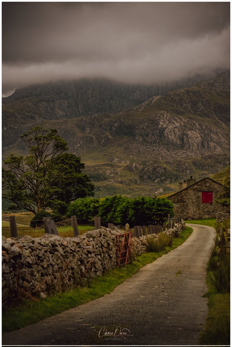 A quiet road, a stone wall, and the hum of the hills — Ogwen Valley in its raw beauty. 📸🏴󠁧󠁢󠁷󠁬󠁳󠁿

#landscapephotography #WALES #northwales #photography #explore