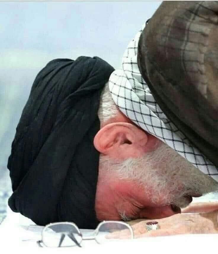 هذا ما تعنيه جملة 《 لا إله إلا الله 》 
قائدٌ شامخٌ في وجه الطواغيت ، ومتذللٌ خاشعٌ بين يدي الله تعالى
اللهم احفظ السيد الولي ودولته التي سيسلمها للإمام الحجه المنتظر عجل الله فرجه