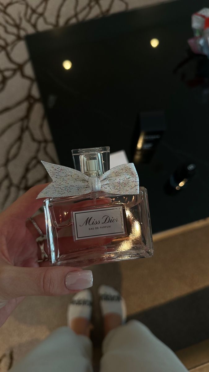 Outfit_Luxy's tweet photo. Miss Dior https://t.co/rSyaerfrcX