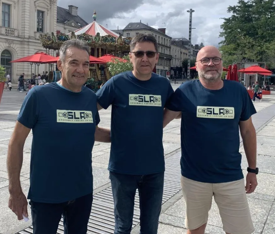 LMPositif's tweet photo. 🇫🇷 En hommage à leurs femmes emportées par la maladie de Charcot, trois hommes se lancent dans un périple de 1 000 km à pied et à vélo. Jean-Claude, Dominique et Frédéric partiront le 4 août de Bâle pour rejoindre Coron, dans le Maine-et-Loire. Un voyage chargé d’amour, de souvenirs… et de courage. 🍀 (Ouest-France)

📸 Martin Colas
