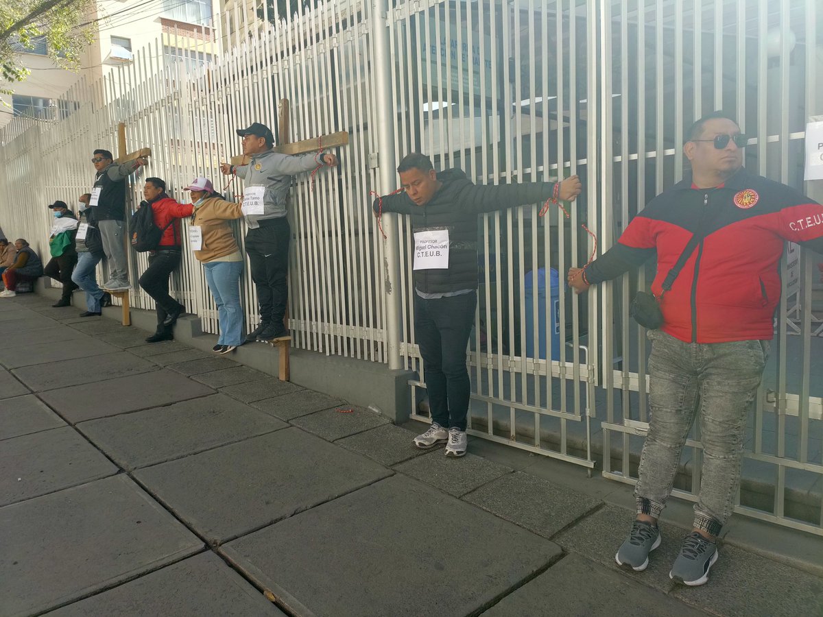 ArminCopa's tweet image. #deÚltimo
#LaPaz
Maestros se crucifican en el @minedubol en rechazo a los exámenes de ascenso de categoría, exigen un diálogo con el Ministro de Educación.